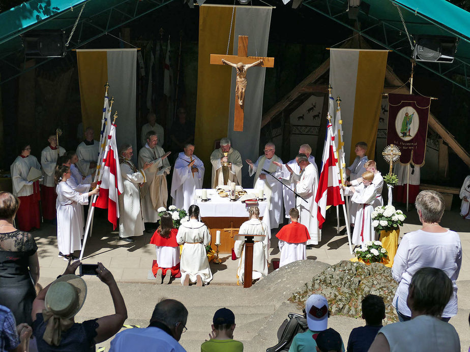 Festgottesdienst zum 1.000 Todestag des Heiligen Heimerads auf dem Hasunger Berg (Foto: Karl-Franz Thiede)